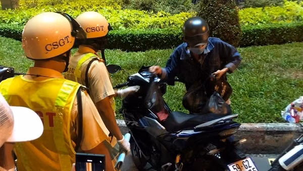 Trưa “khai Xuân” với bạn, chiều nộp phạt giao thông ảnh 12