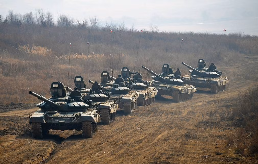 Rộ tin Nga đưa xe tăng, binh sĩ áp sát biên giới Ukraine -0