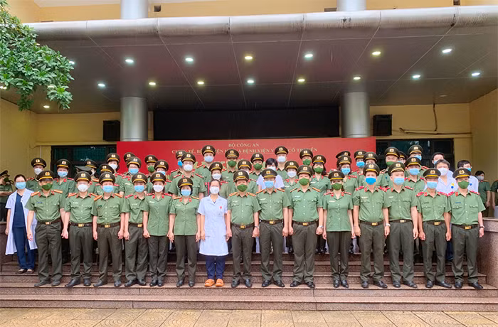 Trang 10: Những chiến sĩ Công an xung phong trên tuyến đầu chống dịch -0