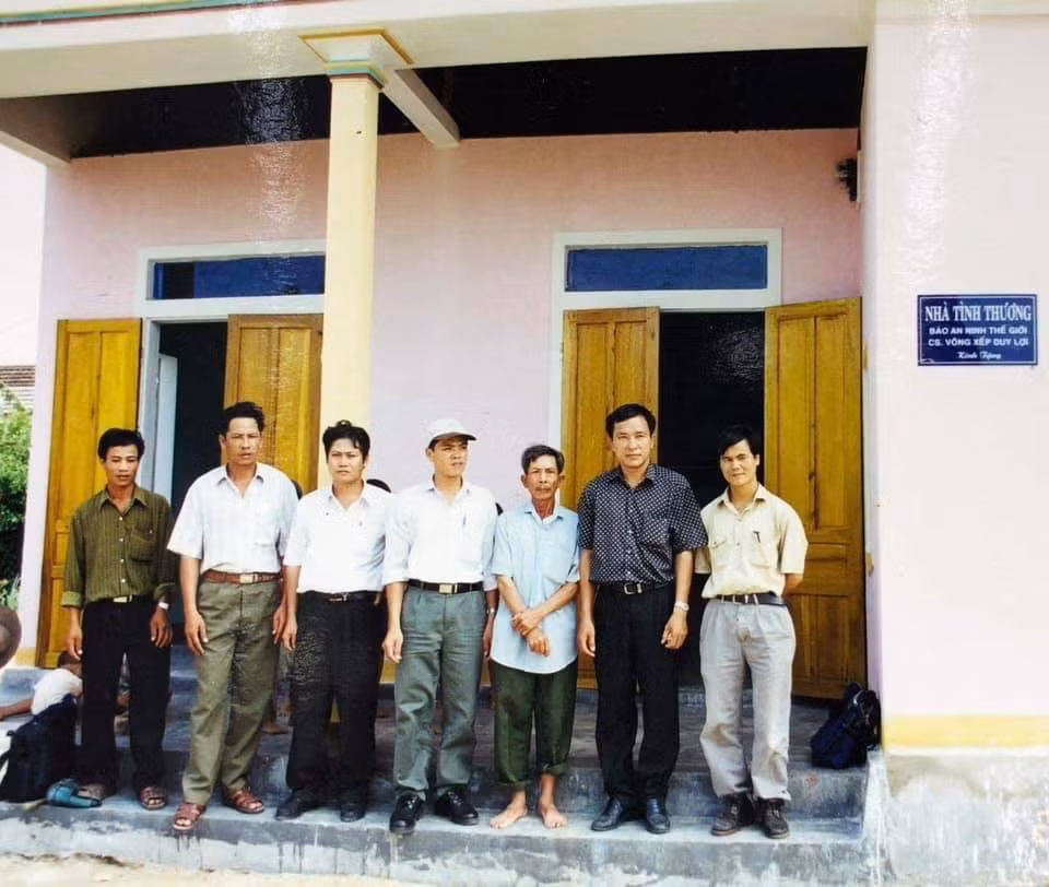 trao nhà cho gia đình có 6 người điên ngày 22-9-2001.jpg -0