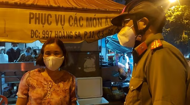 Công an ra quân nhắc nhở các cơ sở kinh doanh không để khách sử dụng bia rượu -0