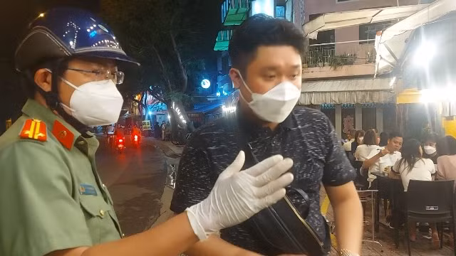 Công an ra quân nhắc nhở các cơ sở kinh doanh không để khách sử dụng bia rượu -0