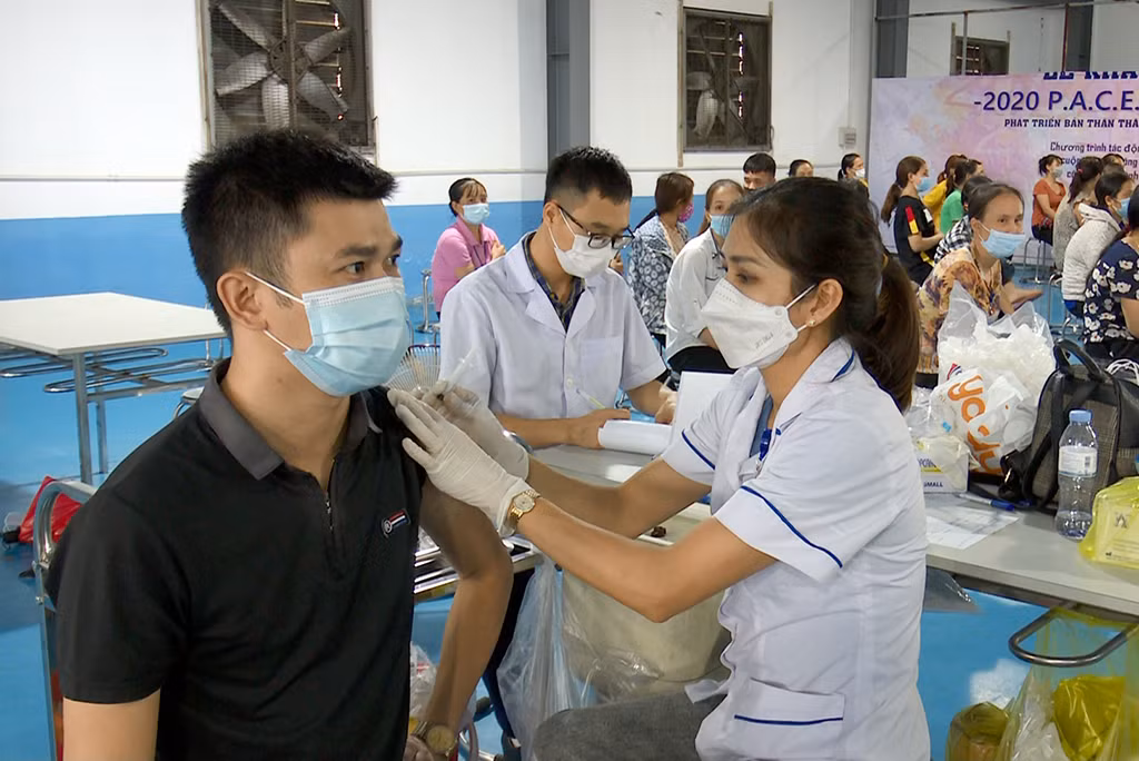 y, bác sỹ bệnh viện công an tỉnh ninh bình tiêm vắc xin phòng covid - 19 cho công nhân công ty giày chung jye thuộc khu công nghiệp khánh nhạc, huyện yên khánh, tỉnh ninh bình.jpg -0