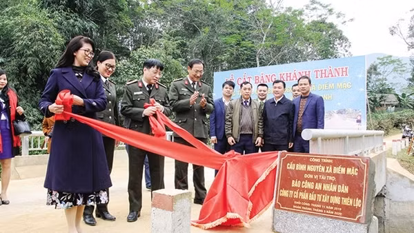 “Bà đỡ” của những học trò nghèo ảnh 5
