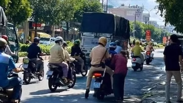 CSGT hỗ trợ gia đình có hoàn cảnh khó khăn do tai nạn giao thông ảnh 2