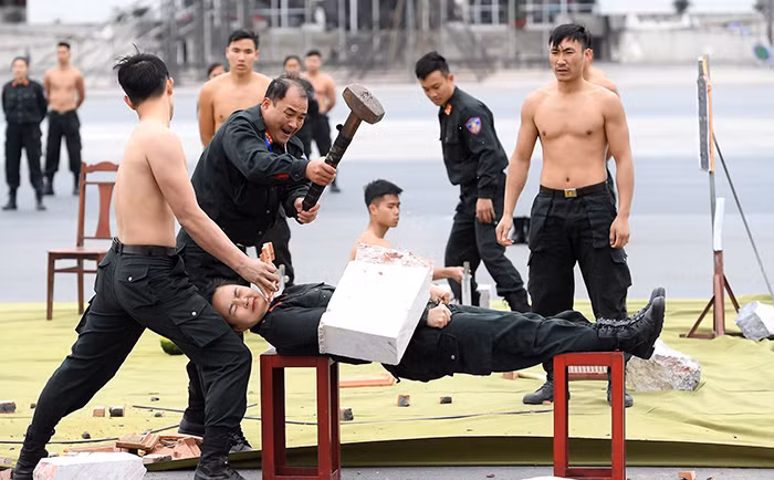 Cảnh sát cơ động mang vũ khí lên máy bay để tác chiến nhanh, kịp thời -0