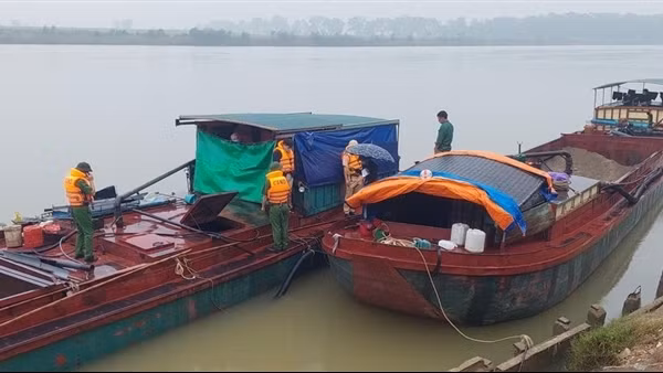 Bắt 5 tàu công suất lớn khai thác cát trái phép trên Hồ Dầu Tiếng ảnh 1