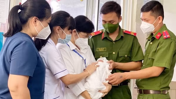 Bé trai sơ sinh bị bỏ rơi trước cổng chùa Trúc Lâm ảnh 3