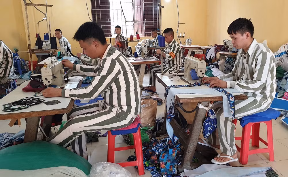 CAND số 75 năm trang 36_Gặp những người ngồi đếm cuộc đời -0