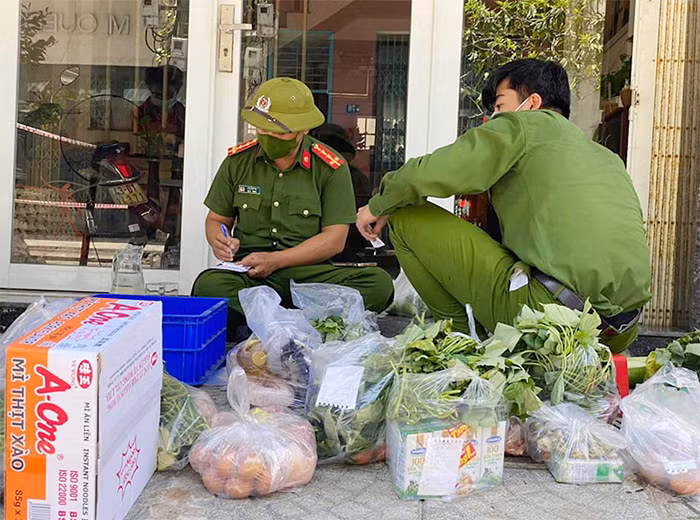 Trang 13: Công an Đà Nẵng góp sức chiến thắng dịch COVID-19 -0