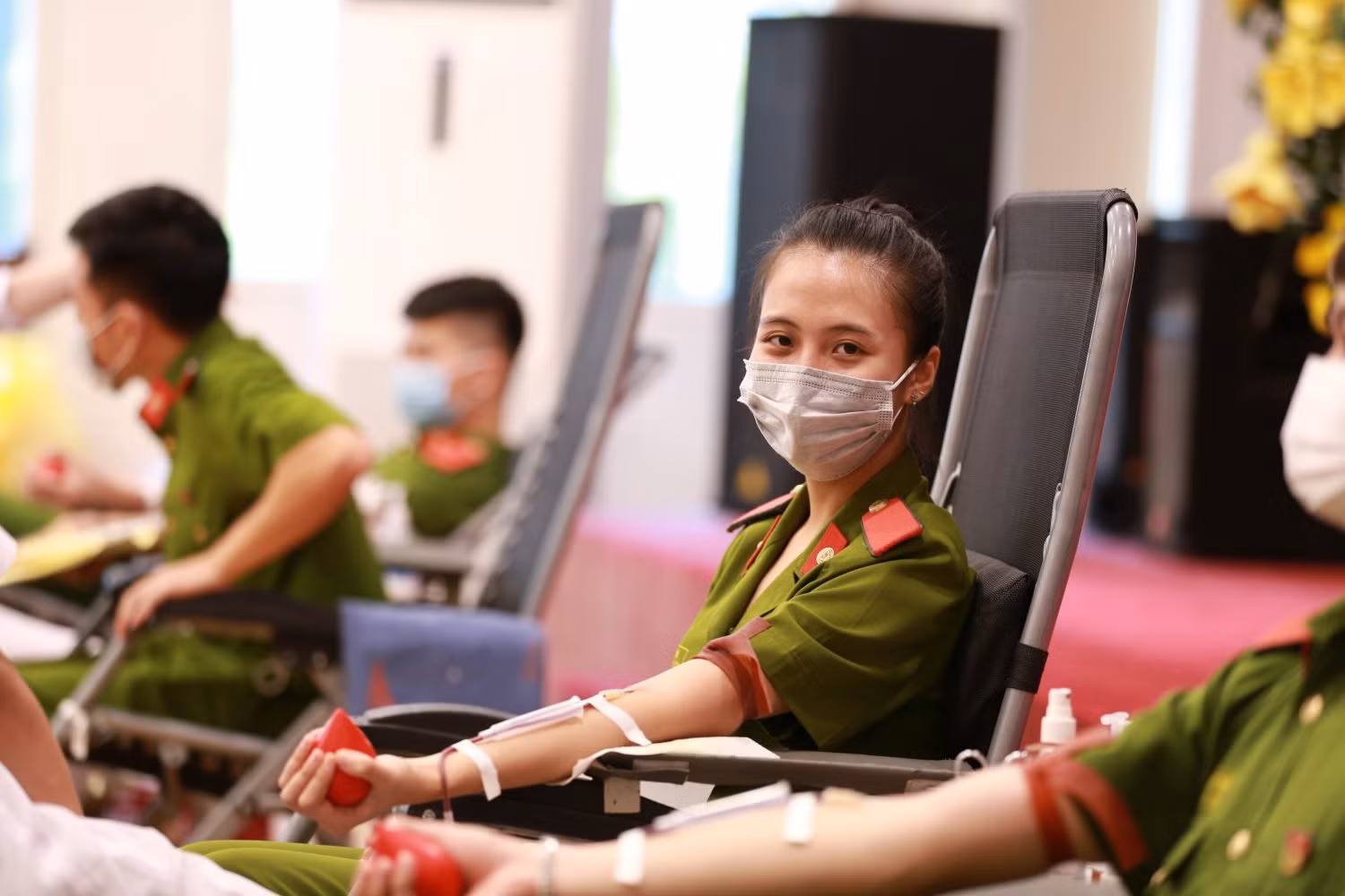 trang 19 - “Giọt máu nghĩa tình” của những chiến sĩ Công an trong đại dịch -0