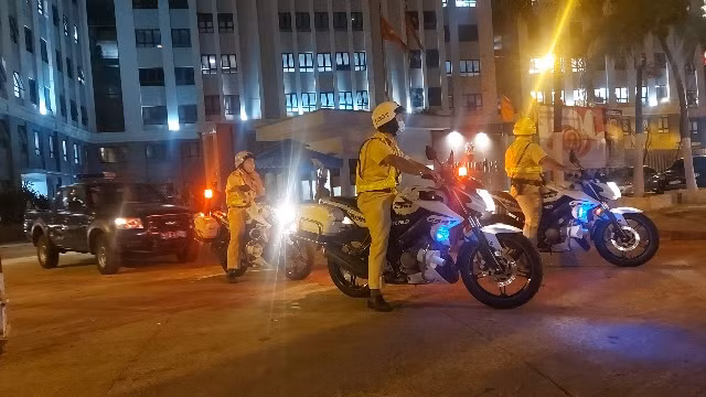 Công an ra quân nhắc nhở các cơ sở kinh doanh không để khách sử dụng bia rượu -0