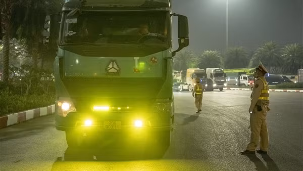 CSGT xử lý xe tải độ đèn siêu sáng, người dân ủng hộ làm mạnh tay