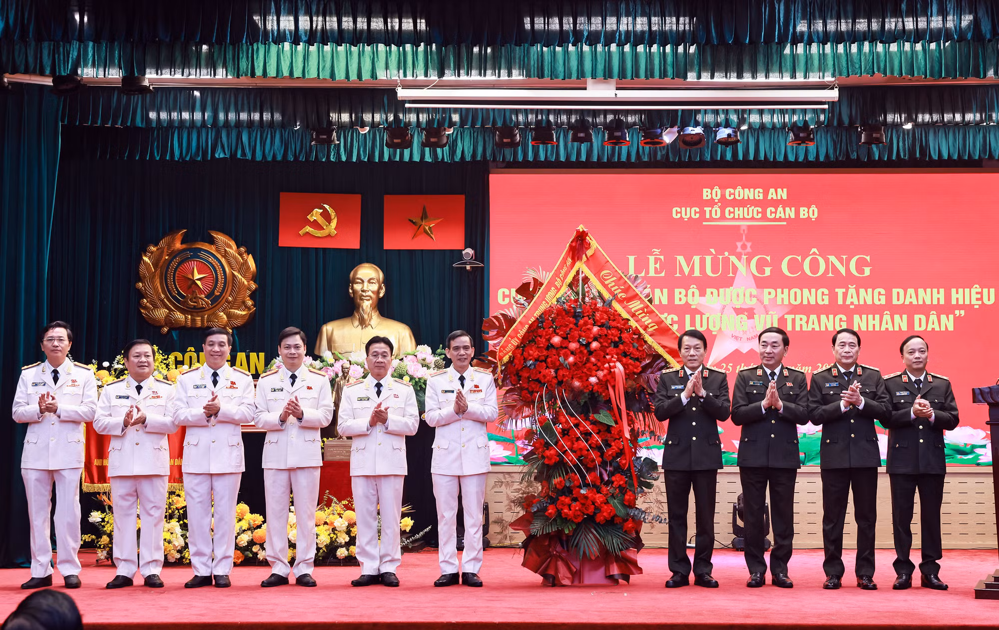 Dấu mốc Anh hùng và trách nhiệm tiên phong trong công tác cán bộ -0