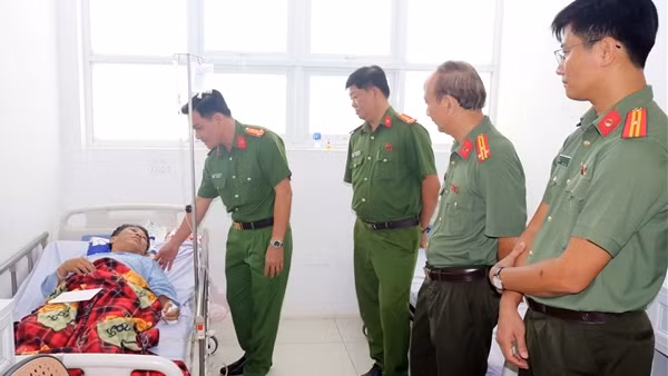 Thăm hỏi, động viên CBCS bị thương trong lúc làm nhiệm vụ