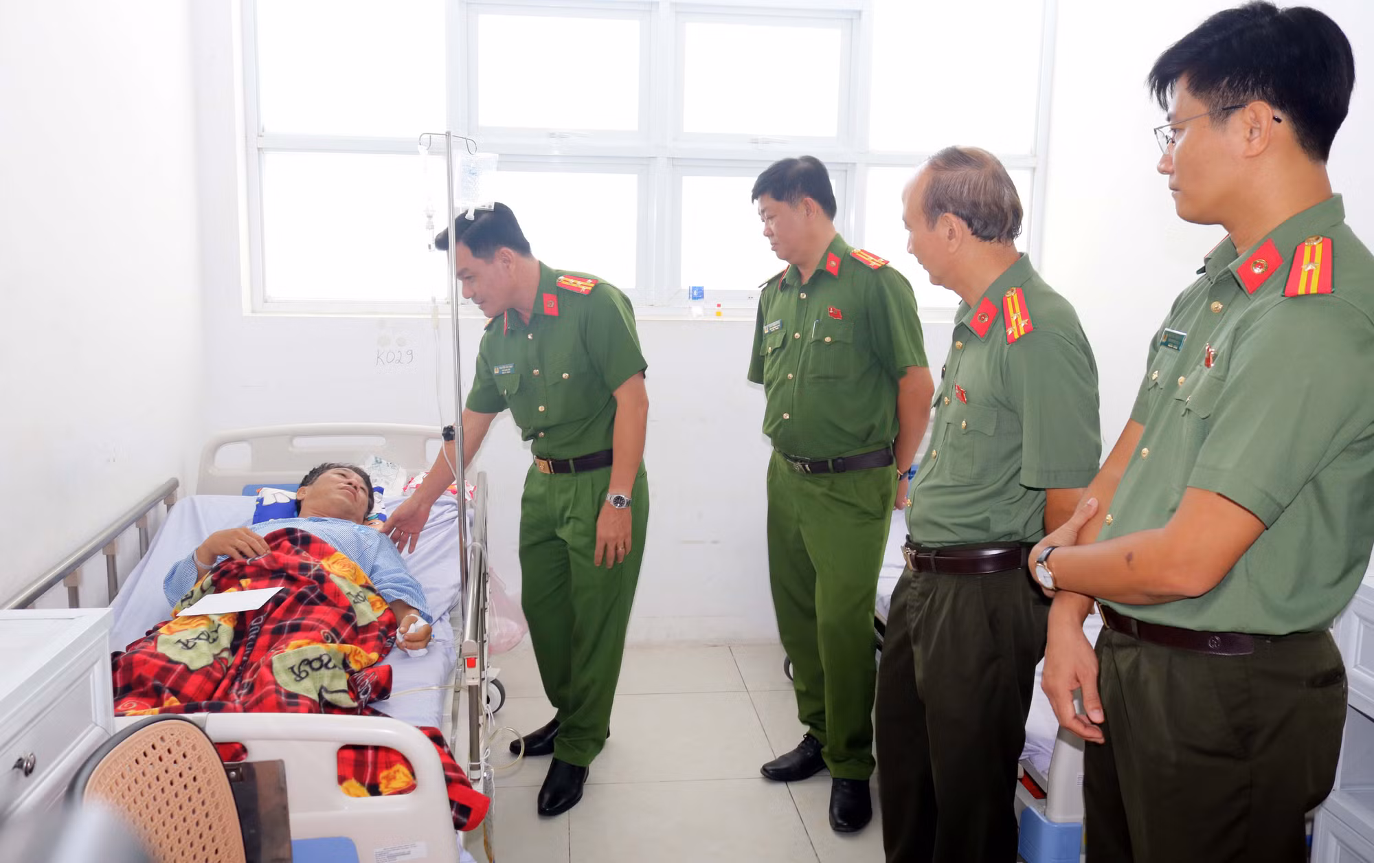 Thăm hỏi, động viên CBCS bị thương trong lúc làm nhiệm vụ -0