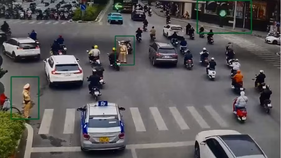 CSGT Hà Nội kịp thời hỗ trợ sản phụ đến bệnh viện an toàn -0