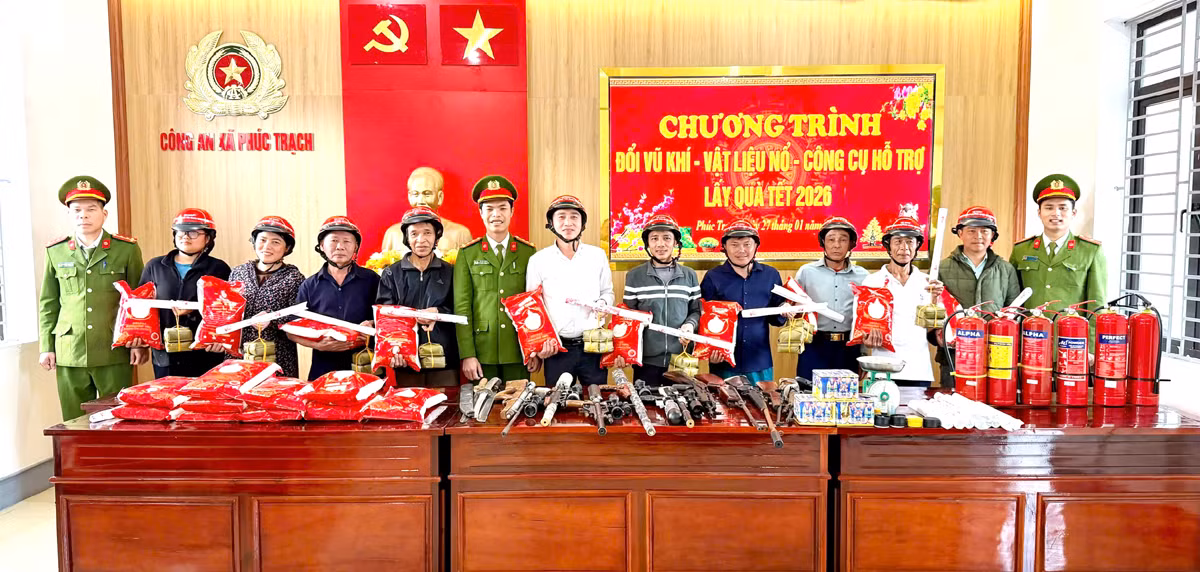 Người dân mang súng đến trụ sở Công an xã đổi... bánh chưng -0