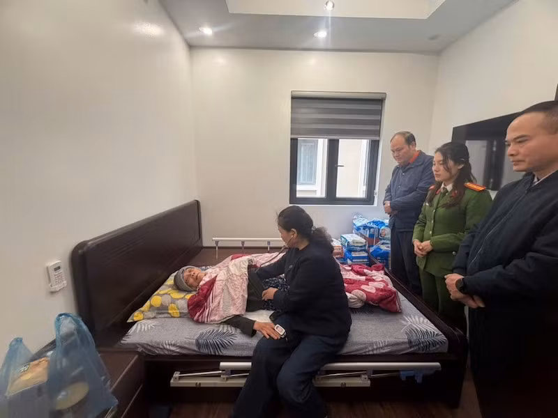 Thăm hỏi, động viên cụ bà bị giúp việc bạo hành -0