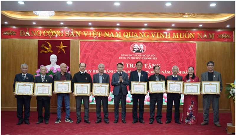 Phường Thanh Liệt (Hà Nội) long trọng trao tặng Huy hiệu Đảng nhân kỷ niệm 96 năm Ngày thành lập Đảng -0