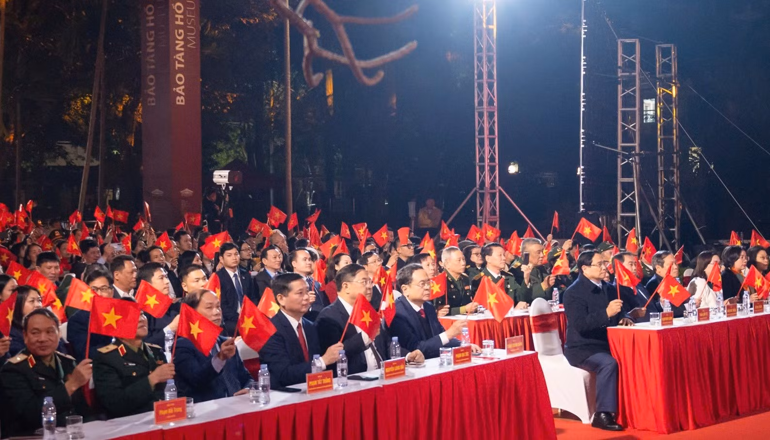 Hai tay xây dựng một sơn hà - Thiêng liêng, trao truyền qua các thế hệ -0