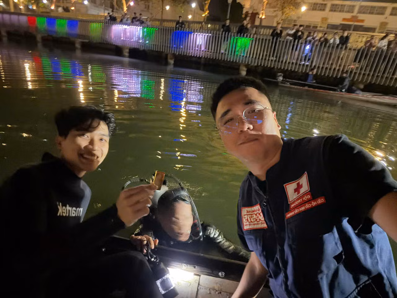 Người dân đánh rơi 2 cây vàng xuống sông Hương -0