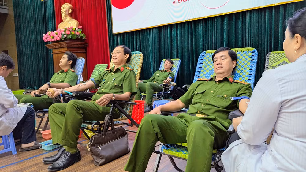 Hàng trăm CBCS Công an tỉnh An Giang hiến máu tình nguyện -0