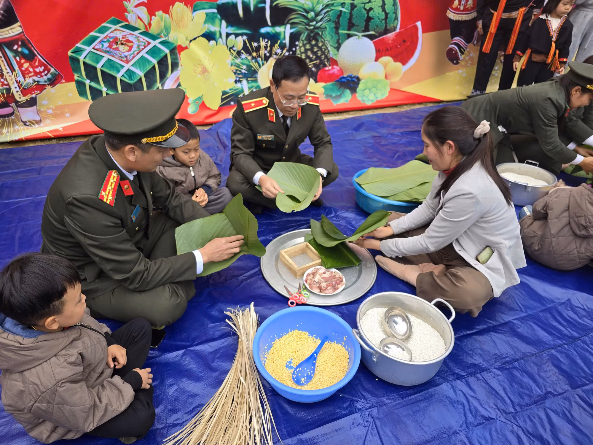 Cục Trang bị và kho vận mang “Tết ấm” đến với trẻ em Lào Cai -0