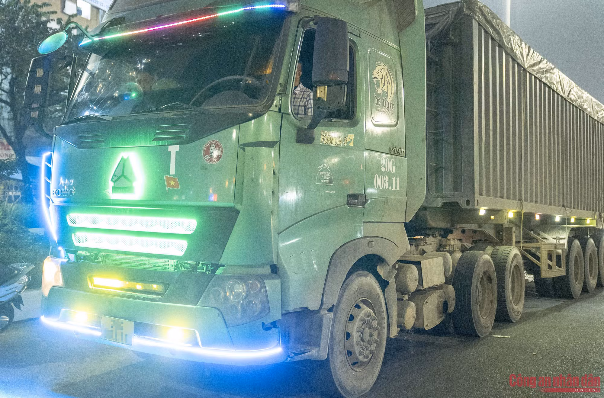 CSGT xử lý xe tải độ đèn siêu sáng gây 'mù tạm thời' cực nguy hiểm cho người đi đường -3