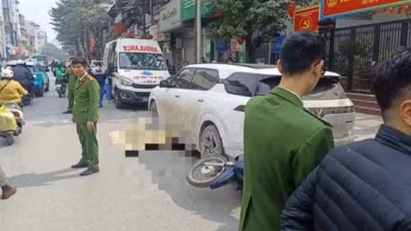 Ô tô điện lùi xe gây tai nạn làm 2 người thương vong ở phố Khâm Thiên