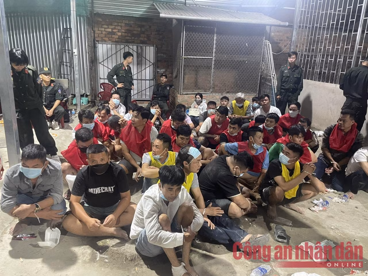 Cục Cảnh sát hình sự phá ổ bạc khủng, tạm giữ 59 đối tượng ảnh 3 Tạm giữ 59 đối tượng đánh bạc và đánh bạc dưới hình thức đá gà, lắc tài xỉu -0