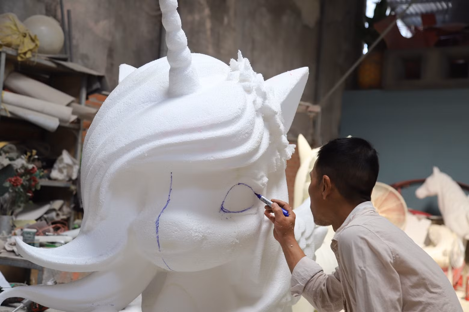 Khám phá xưởng làm chế tác linh vật ngựa khổng lồ phục vụ Đường hoa Nguyễn Huệ 2026 -1