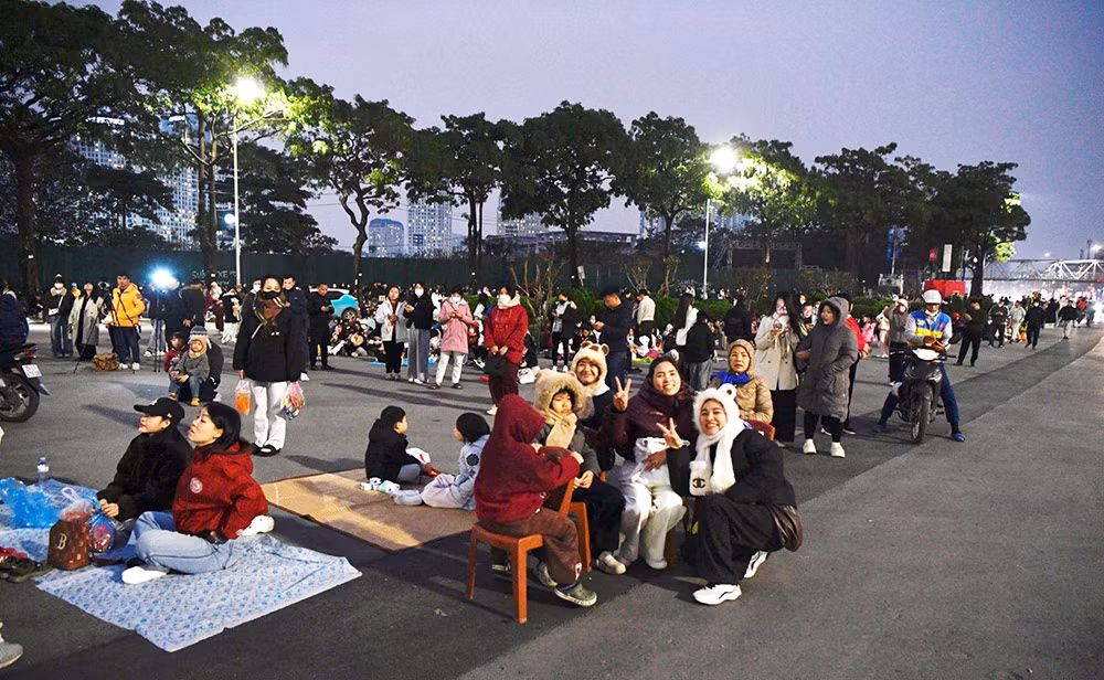 Nóng nhất Hà Nội hôm nay: Người già - người trẻ – gia đình – dân văn phòng cùng hẹn nhau đi xem “concert pháo hoa quốc gia” -0