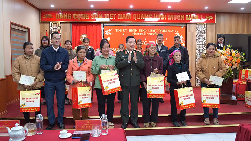 Đoàn công tác tỉnh Thái Nguyên thăm, tặng quà Tết tại xã Thanh Mai -0