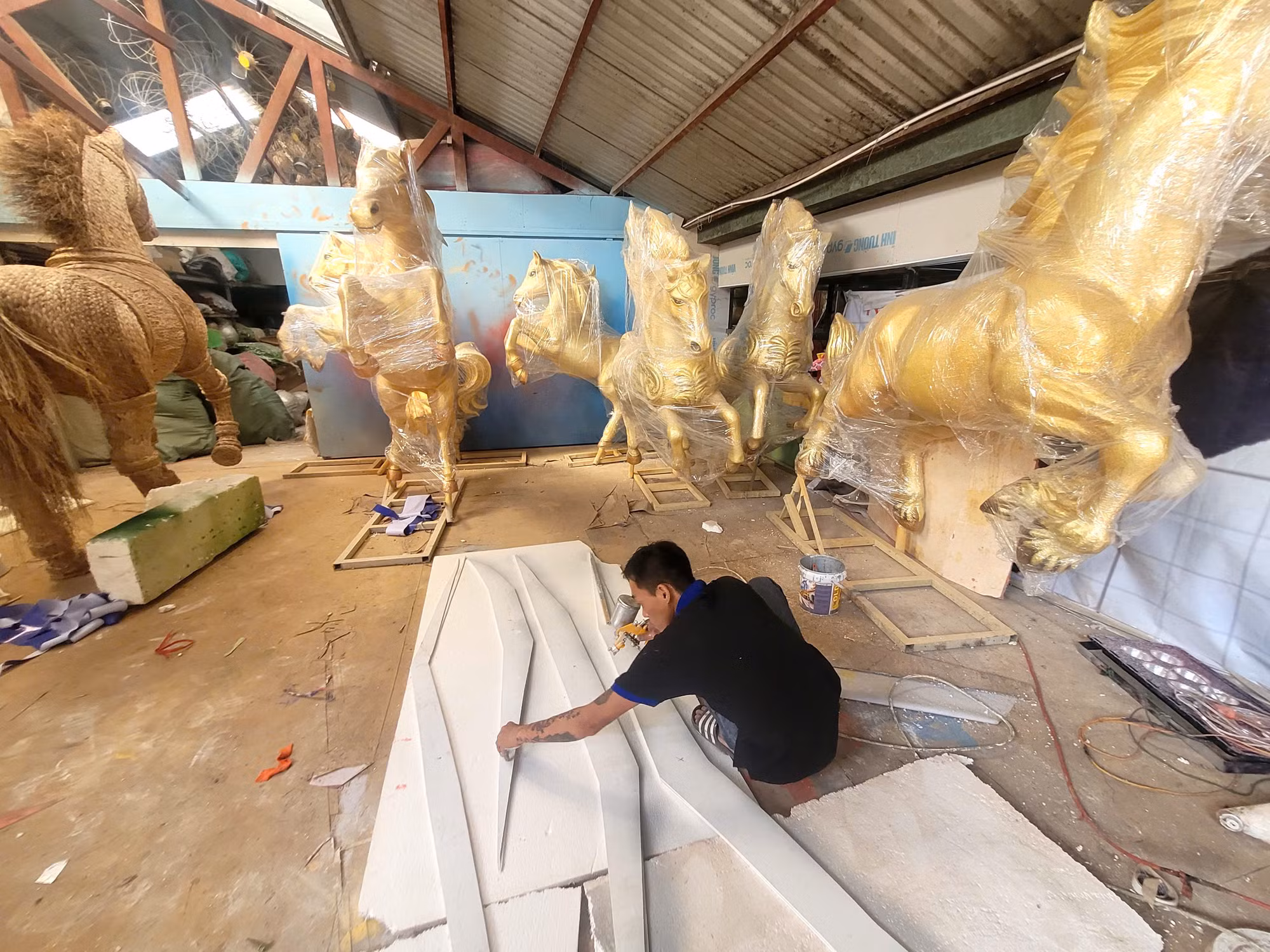 Khám phá xưởng làm chế tác linh vật ngựa khổng lồ phục vụ Đường hoa Nguyễn Huệ 2026 -1