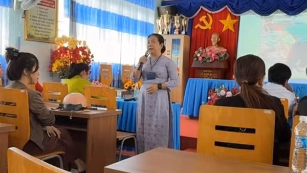 Phụ huynh bức xúc khi phát hiện thịt heo chuyển màu xanh đưa vào trường học