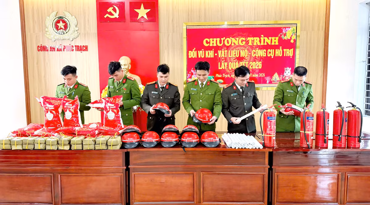 Người dân mang súng đến trụ sở Công an xã đổi... bánh chưng -0