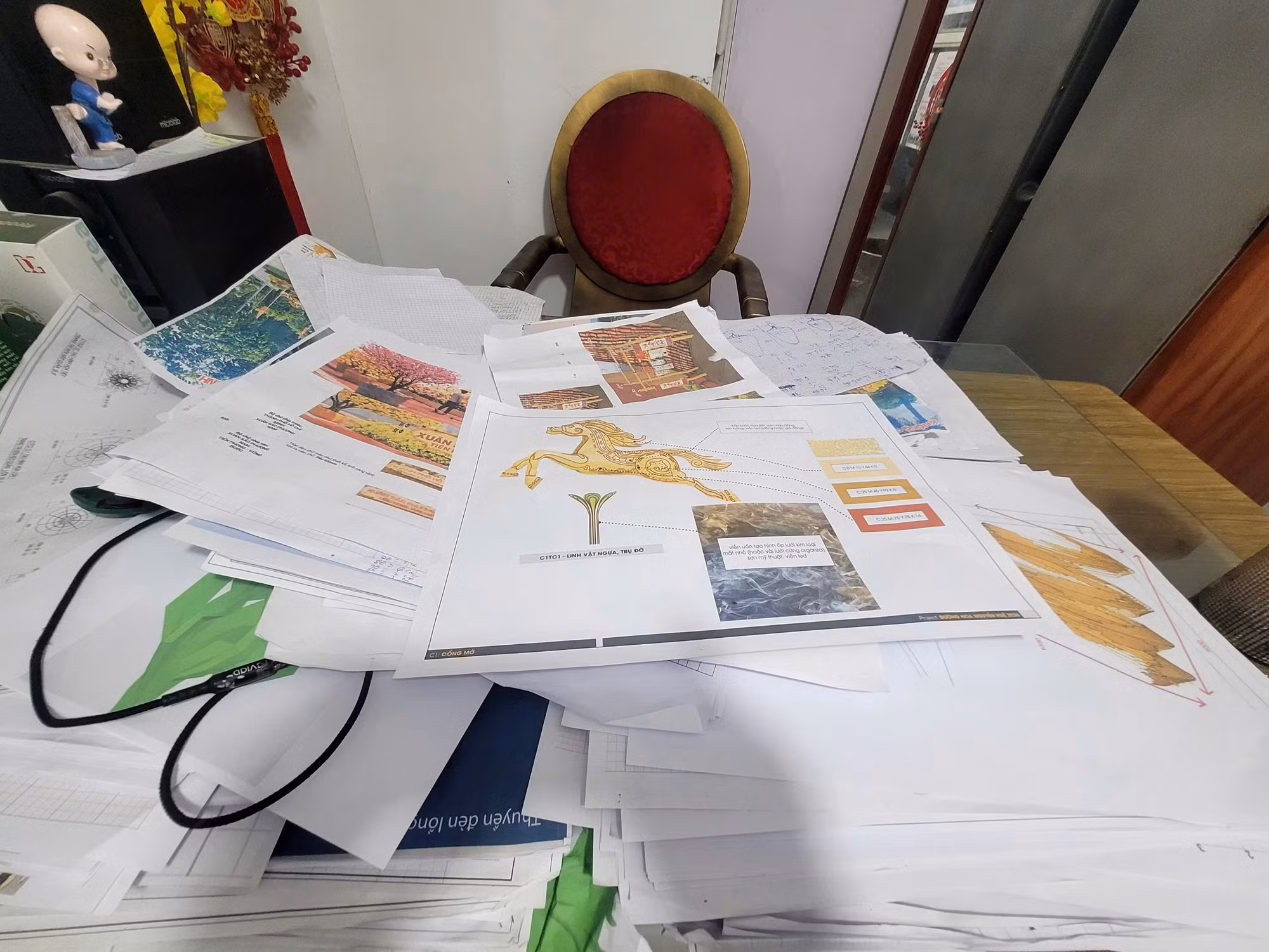 Khám phá xưởng làm chế tác linh vật ngựa khổng lồ phục vụ Đường hoa Nguyễn Huệ 2026 -0