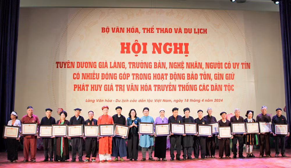 các già làng, tru-ng b-n, ngh- nhân, ngu-i có uy tín du-c nh-n b-ng khen c-a b- tru-ng b- vhttdl.jpg -1