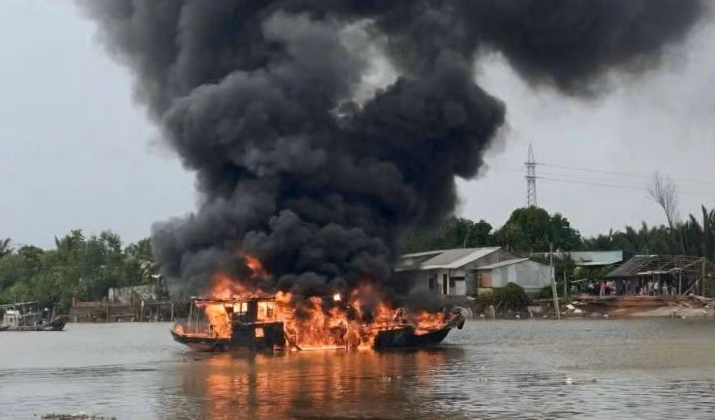 Nổ bình gas, ghe đang lưu thông trên sông Cần Giuộc bốc cháy ngùn ngụt -0