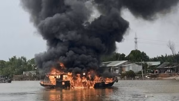 Cháy nổ bình gas trên ghe đang lưu thông, 3 người bị thương