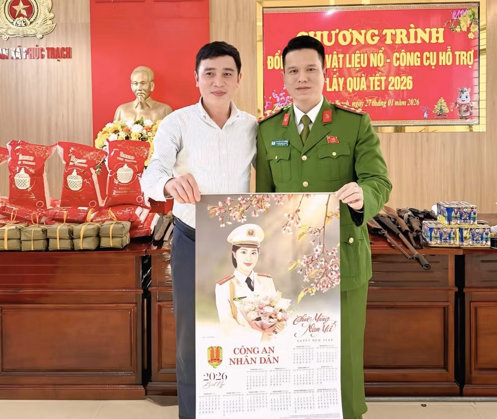 Người dân mang súng đến trụ sở Công an xã đổi... bánh chưng -0