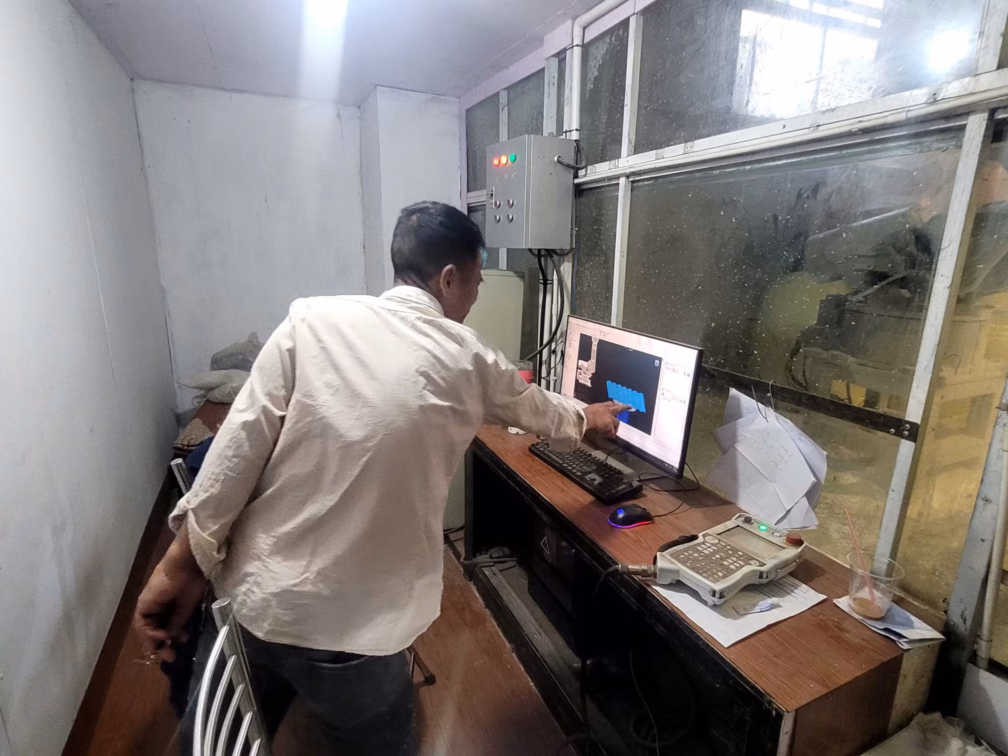 Khám phá xưởng làm chế tác linh vật ngựa khổng lồ phục vụ Đường hoa Nguyễn Huệ 2026 -0