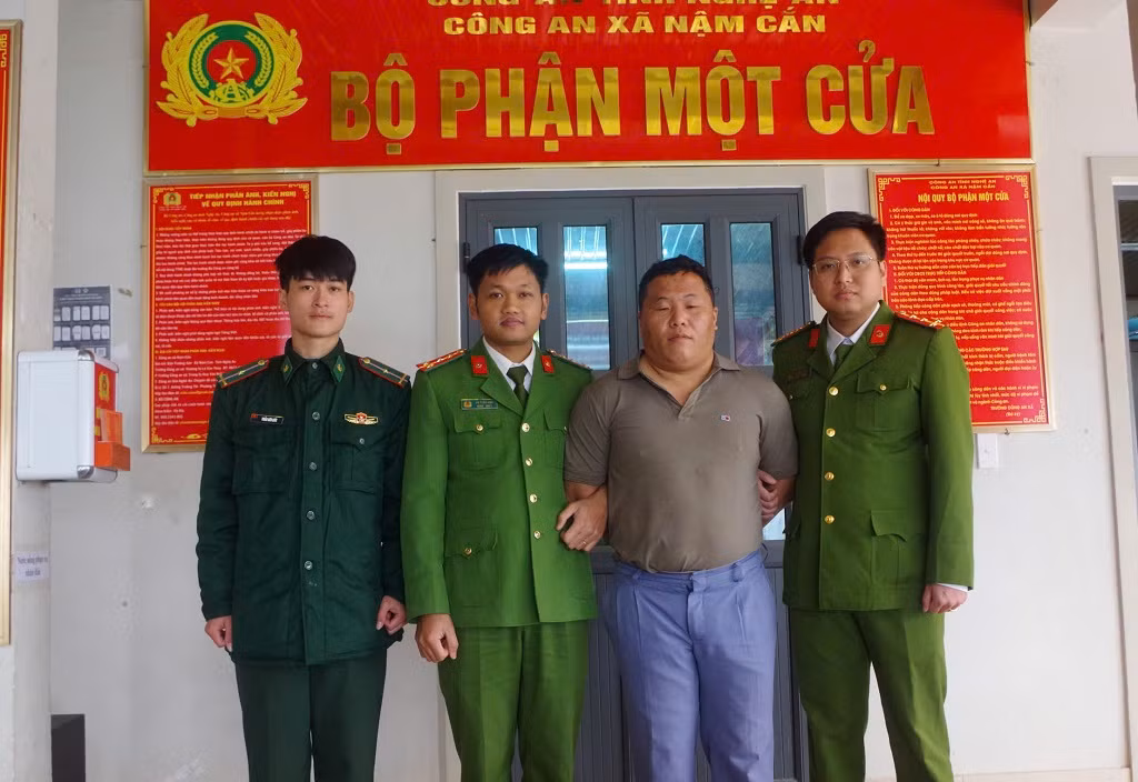 Công an xã Nậm Cắn bắt giữ đối tượng truy nã sau gần 17 năm lẩn trốn -0