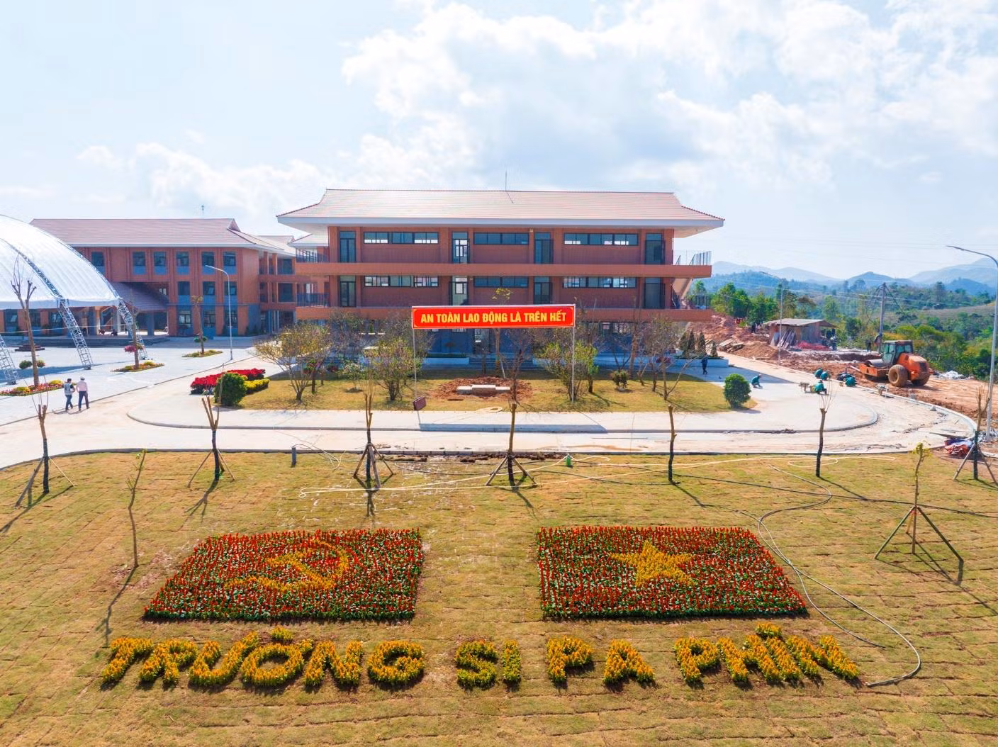 Sắp khánh thành trường học liên cấp hiện đại bậc nhất vùng biên giới Điện Biên -0