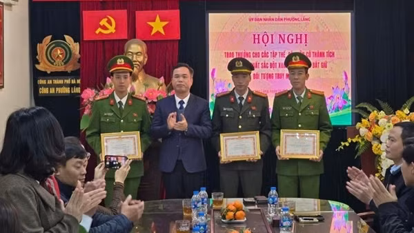 Khen thưởng Công an phường Láng bắt đối tượng truy nã quốc tế