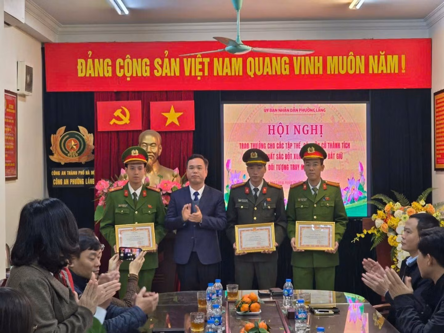 Khen thưởng Công an phường Láng bắt đối tượng truy nã quốc tế lừa đảo qua mạng -1