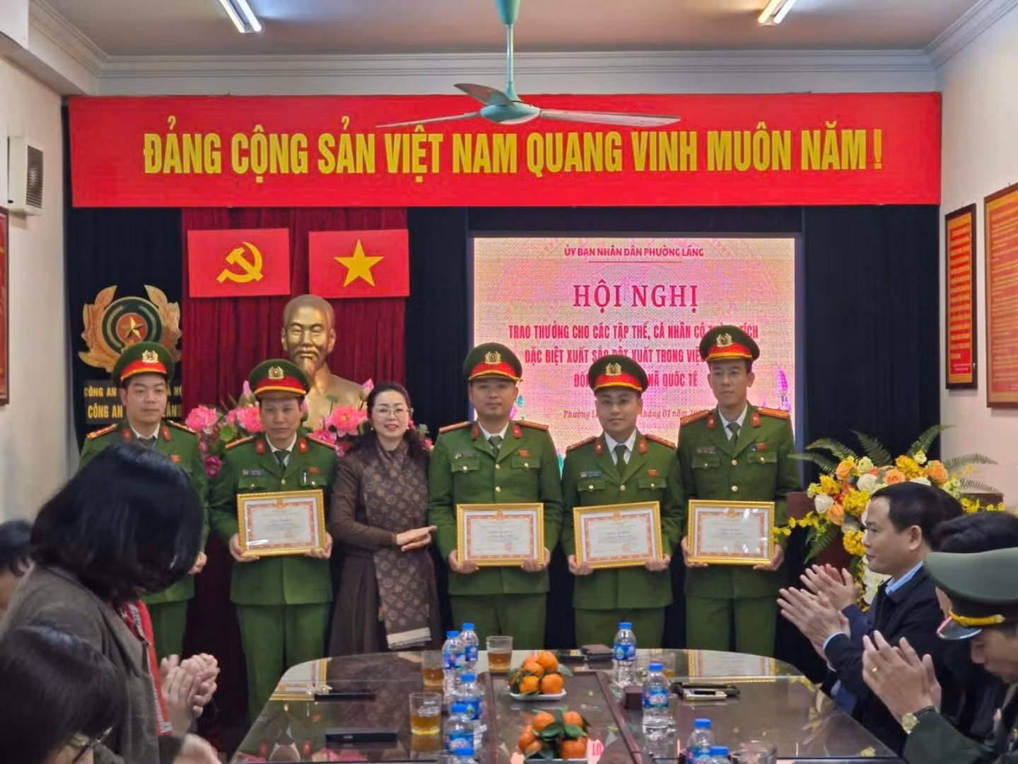 Khen thưởng Công an phường Láng bắt đối tượng truy nã quốc tế lừa đảo qua mạng -2