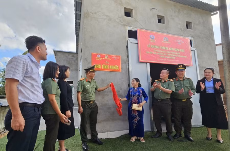 Công an Lâm Đồng trao “mái ấm nghĩa tình” cho người dân vùng biên trước thềm năm mới -0