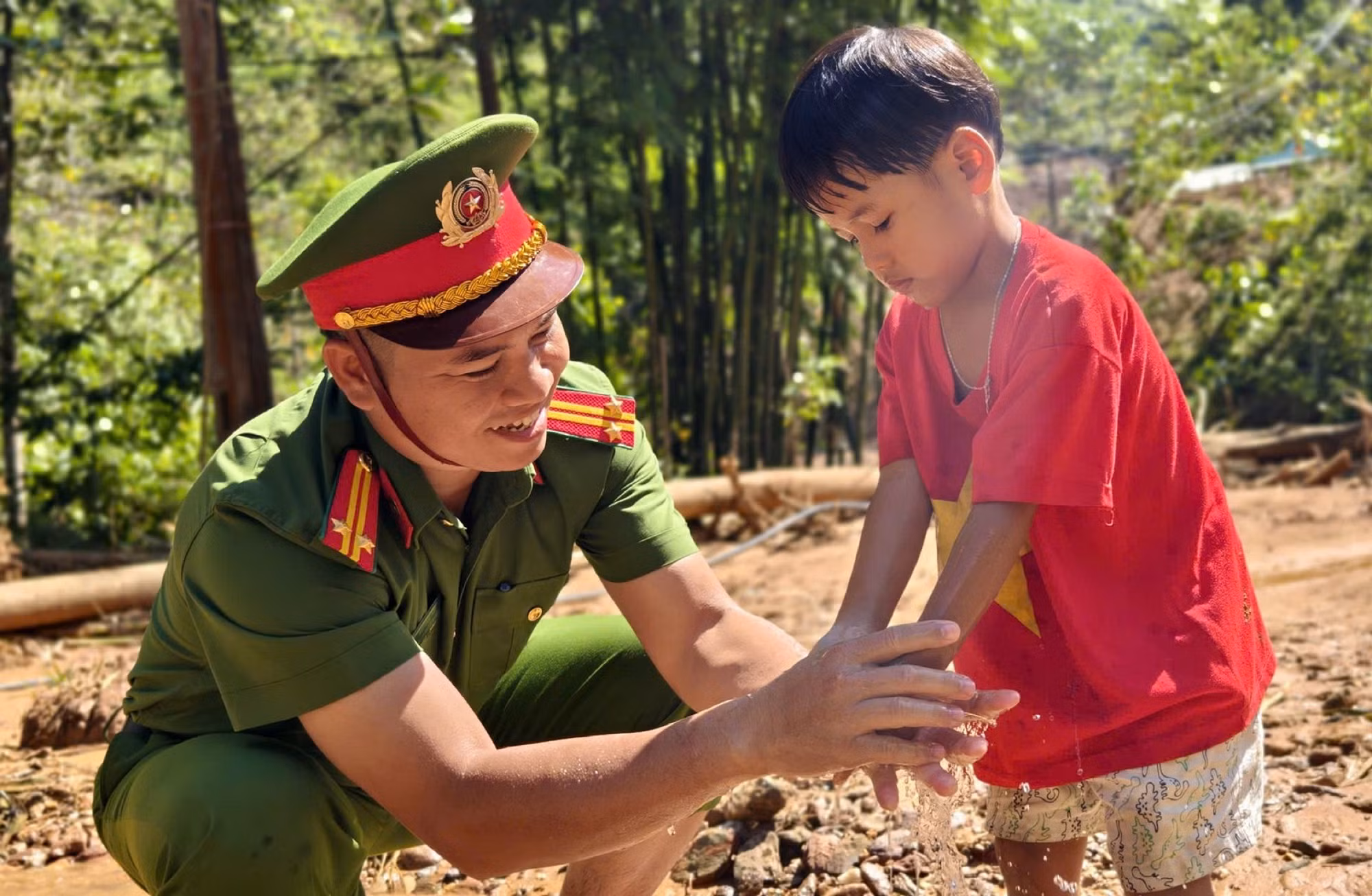Những người lính bám cùng bản làng -0
